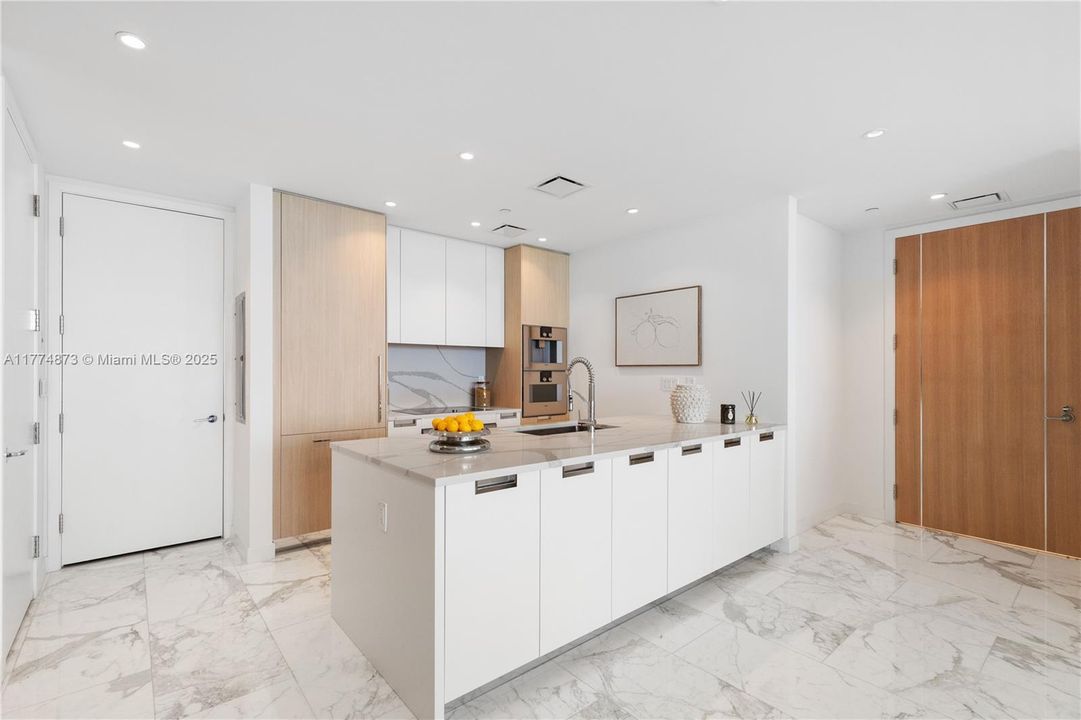For Sale: $4,050,000 (2 beds, 2 baths, 1571 Square Feet)