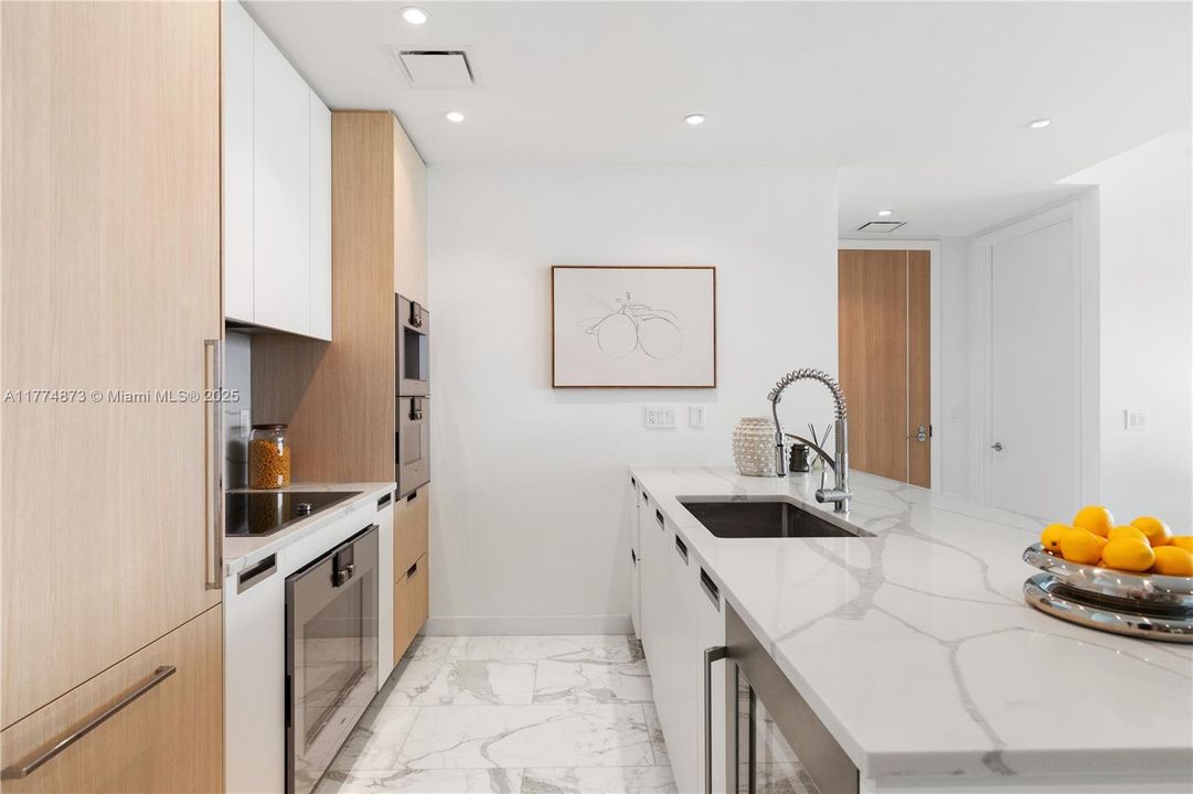 For Sale: $4,050,000 (2 beds, 2 baths, 1571 Square Feet)