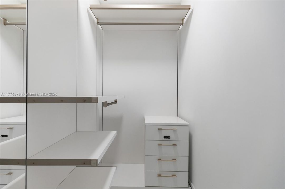 For Sale: $4,050,000 (2 beds, 2 baths, 1571 Square Feet)