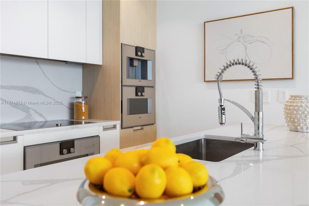 For Sale: $4,050,000 (2 beds, 2 baths, 1571 Square Feet)