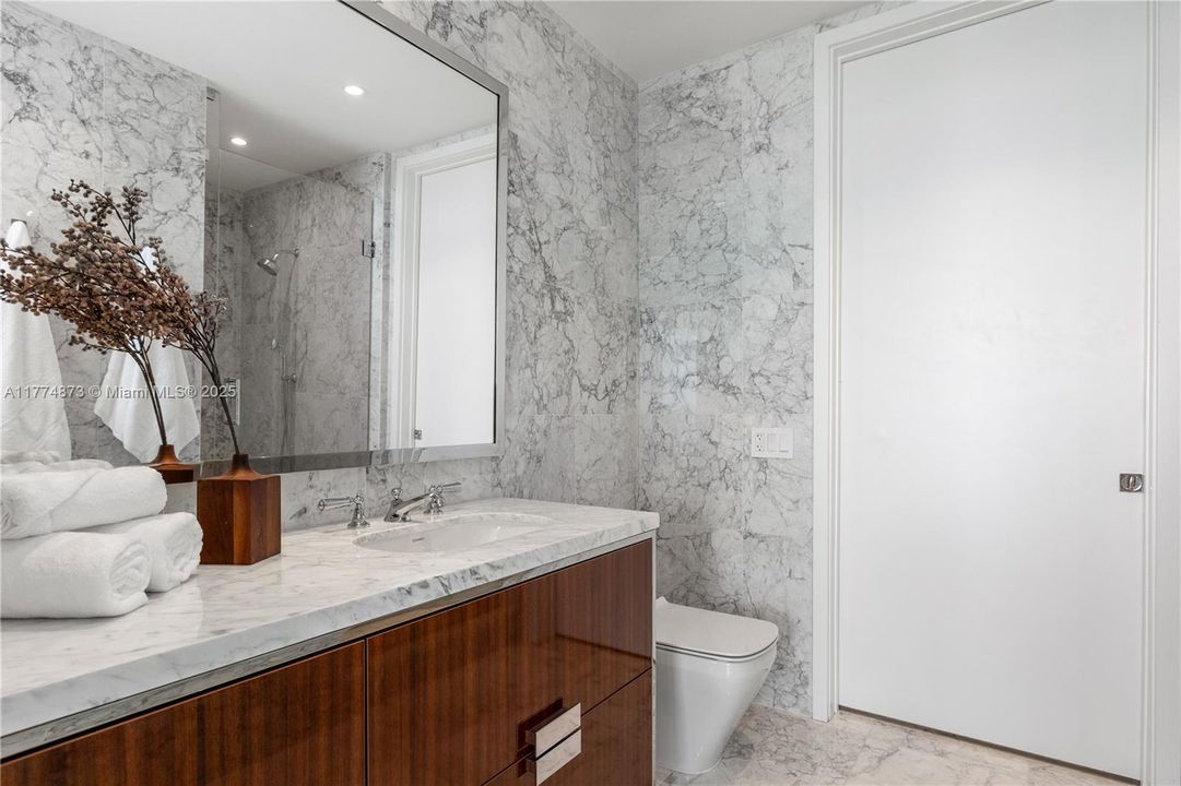 For Sale: $4,050,000 (2 beds, 2 baths, 1571 Square Feet)