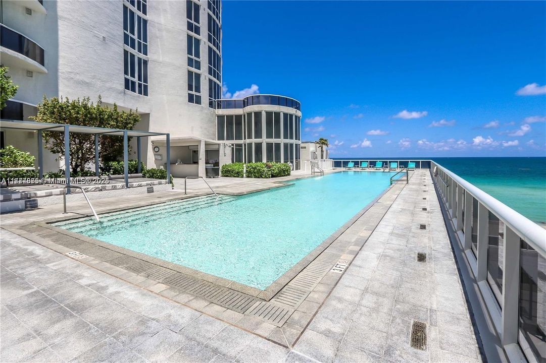 Recently Sold: $1,200,000 (2 beds, 2 baths, 1435 Square Feet)