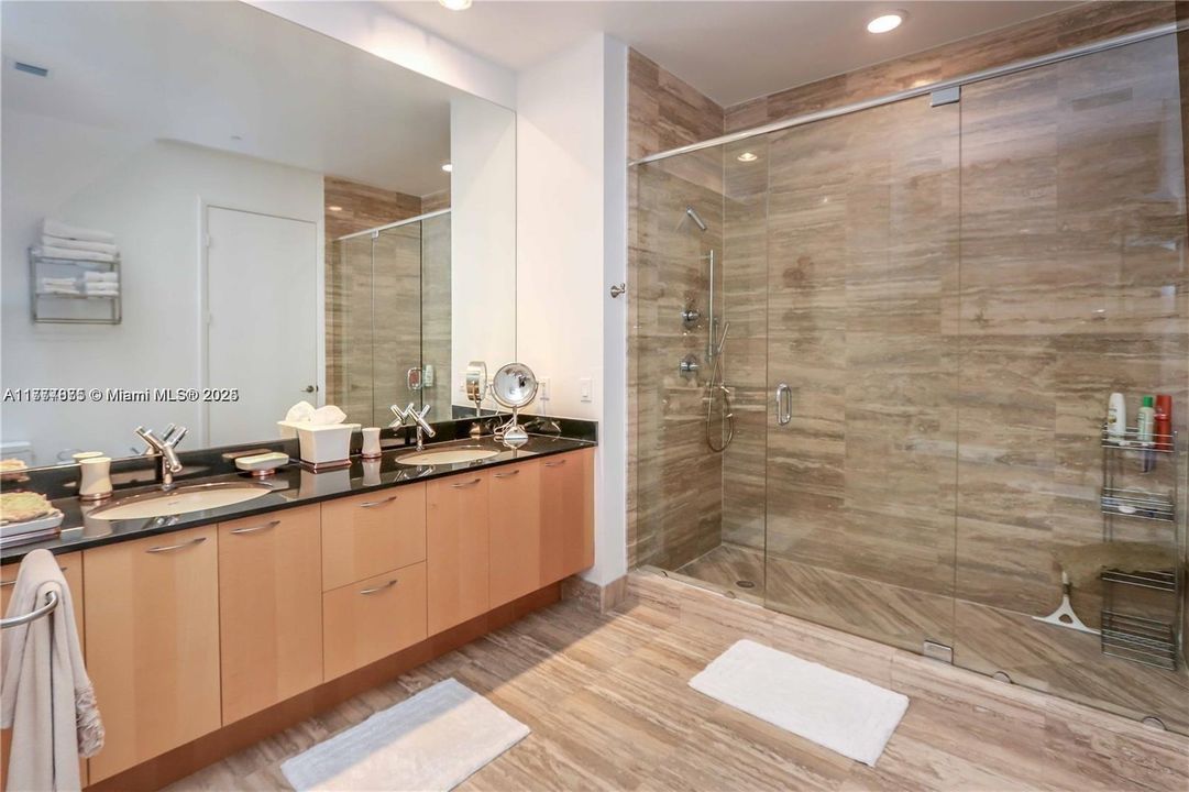 Recently Sold: $1,200,000 (2 beds, 2 baths, 1435 Square Feet)