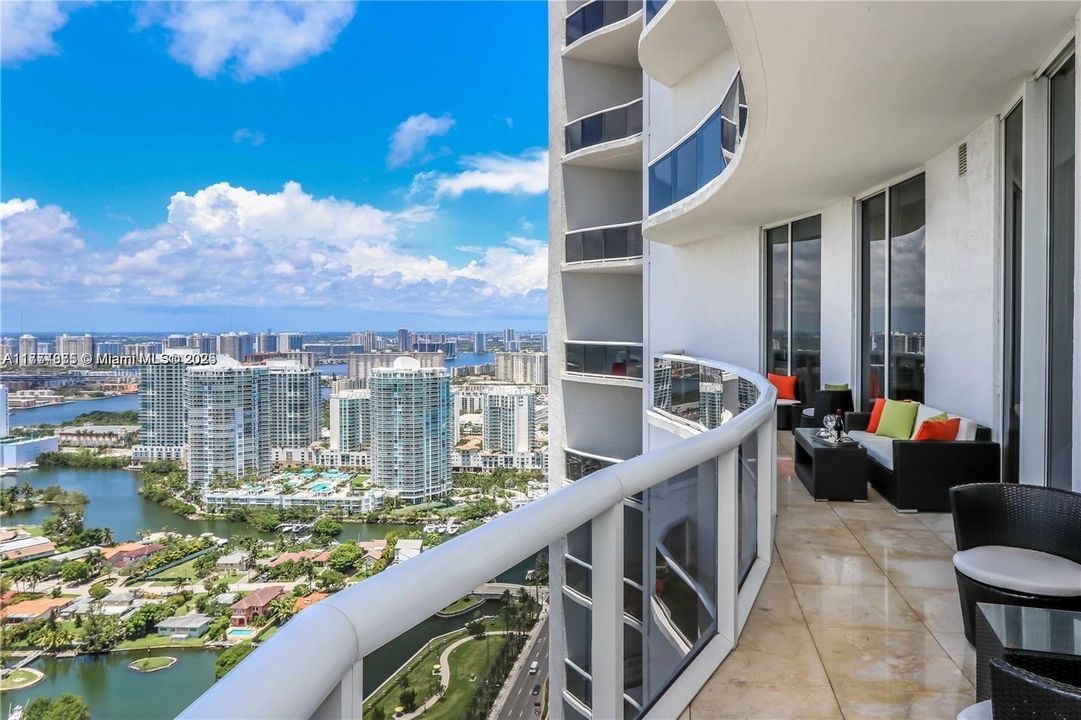 Recently Sold: $1,200,000 (2 beds, 2 baths, 1435 Square Feet)