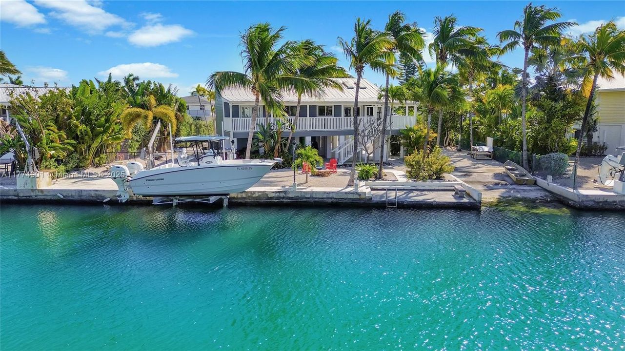 100' Concrete Seawall and minutes to the best boating in the Keys.