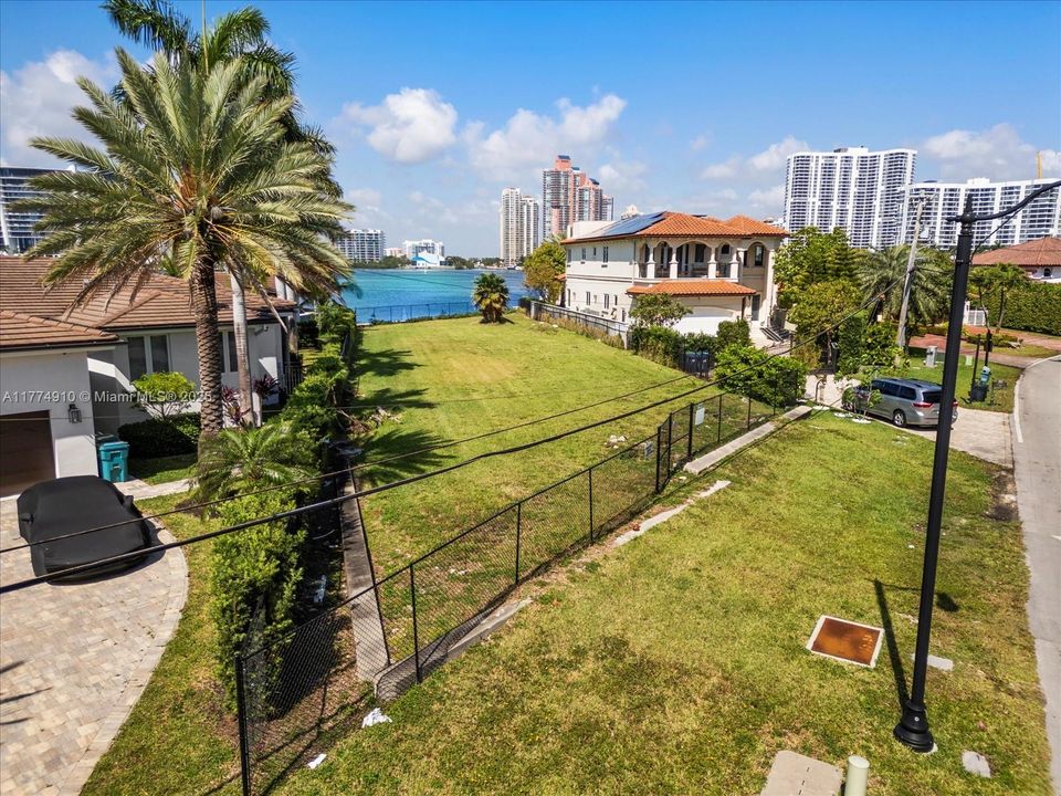 待售: $7,595,250 (0.32 acres)