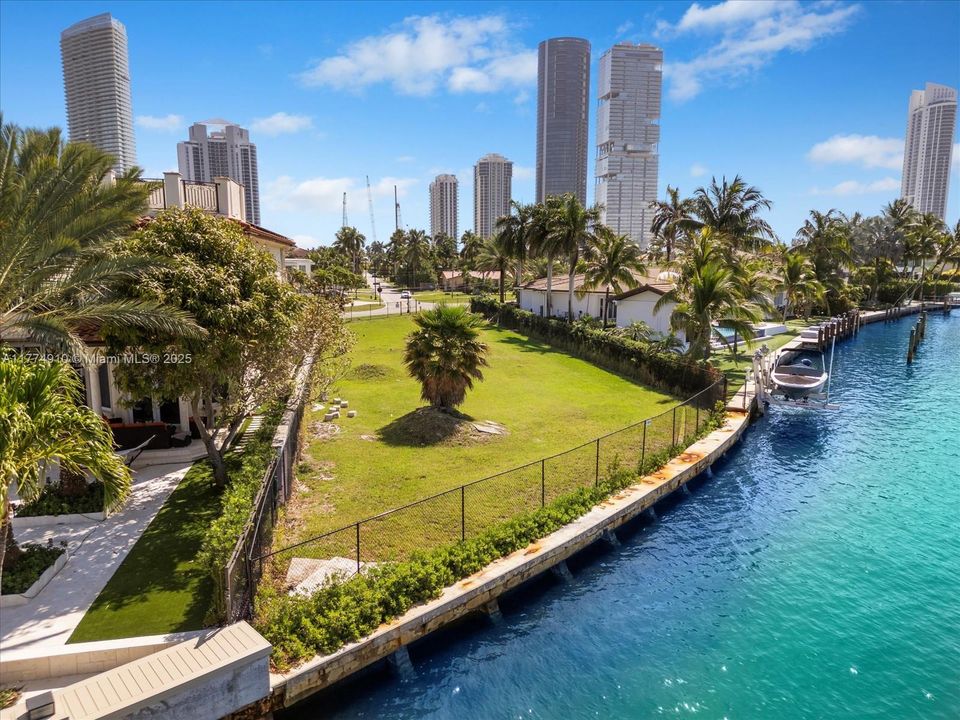 待售: $7,595,250 (0.32 acres)