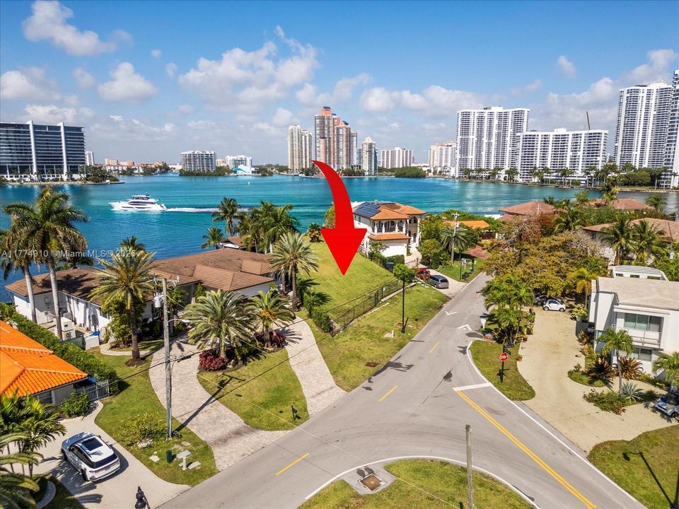 待售: $7,595,250 (0.32 acres)