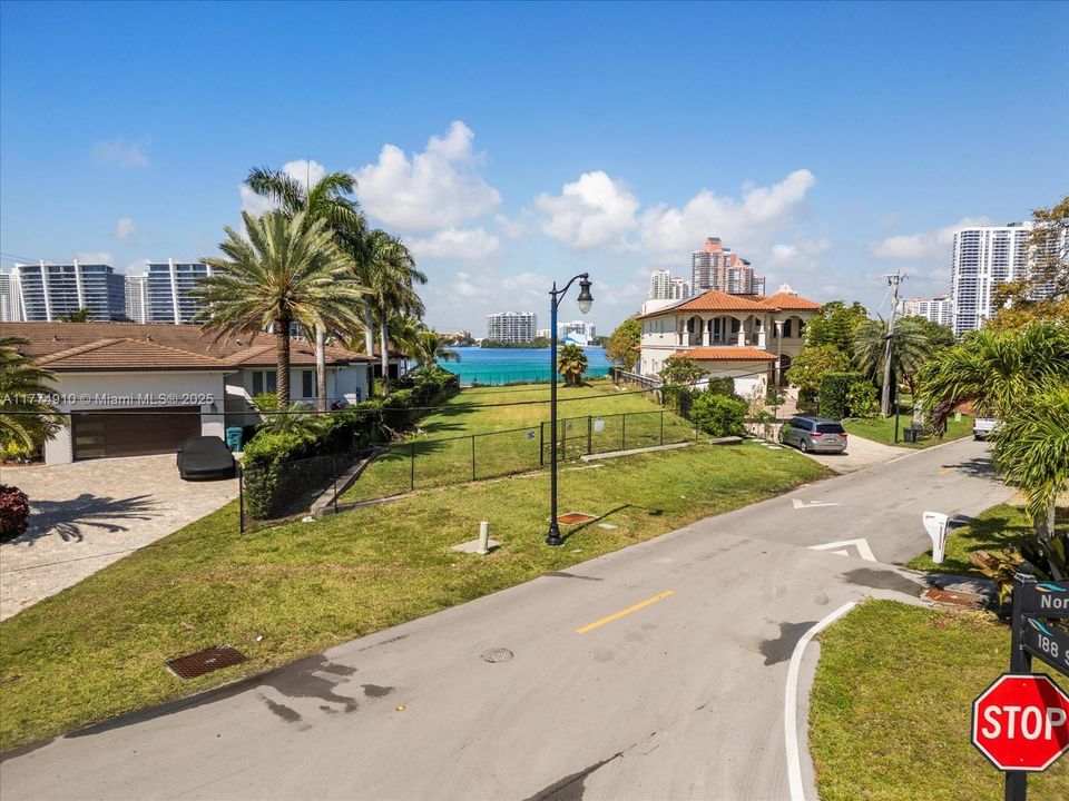 待售: $7,595,250 (0.32 acres)