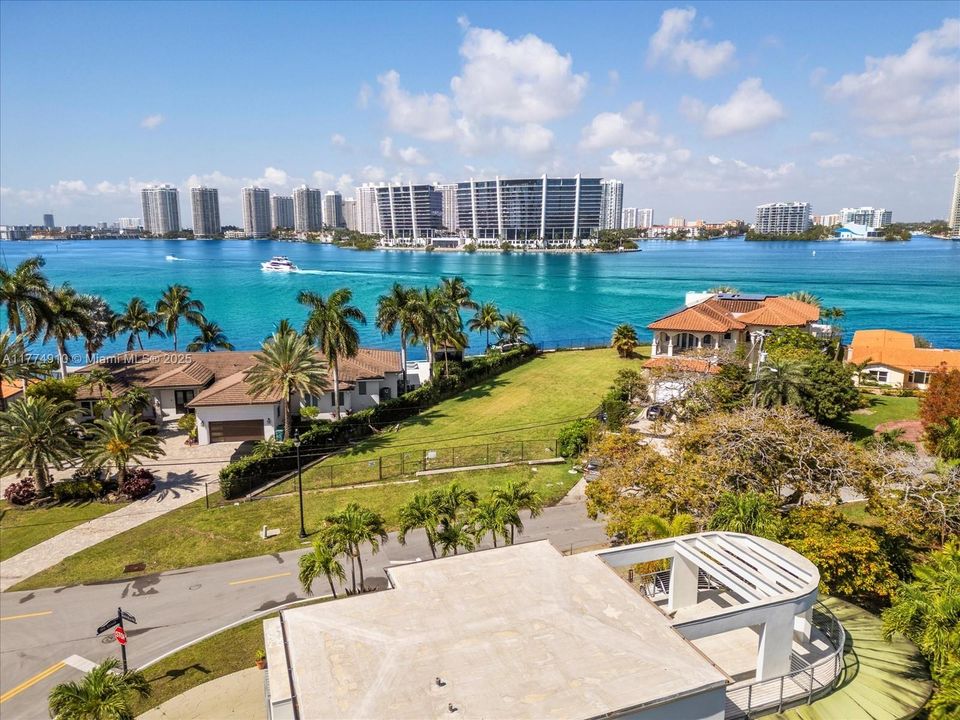 待售: $7,595,250 (0.32 acres)