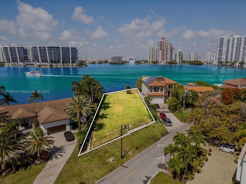 待售: $7,595,250 (0.32 acres)