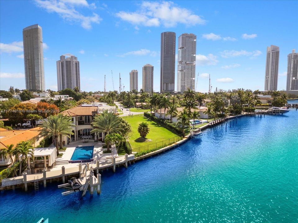 待售: $7,595,250 (0.32 acres)