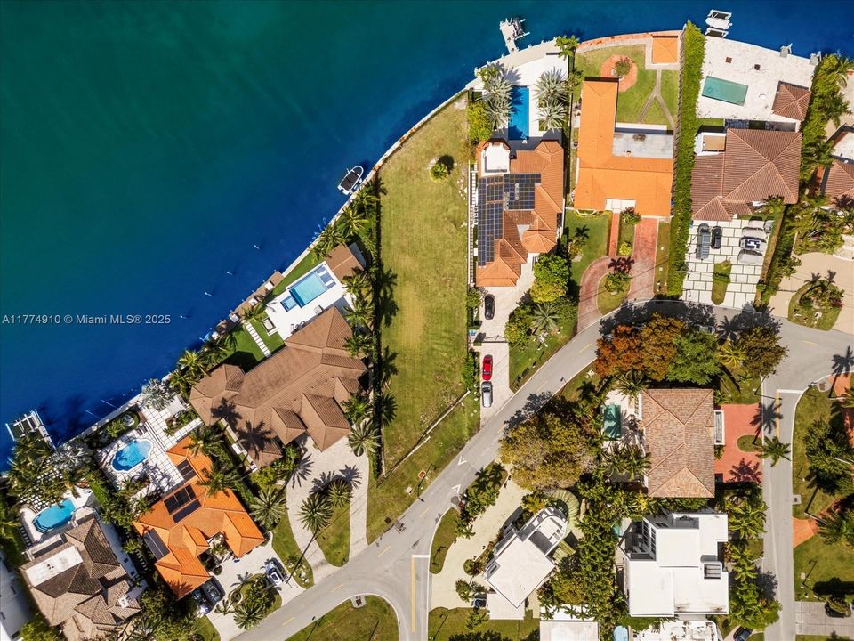 待售: $7,595,250 (0.32 acres)