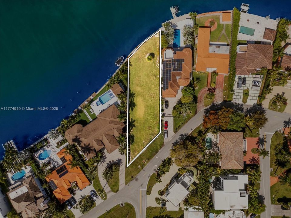 待售: $7,595,250 (0.32 acres)