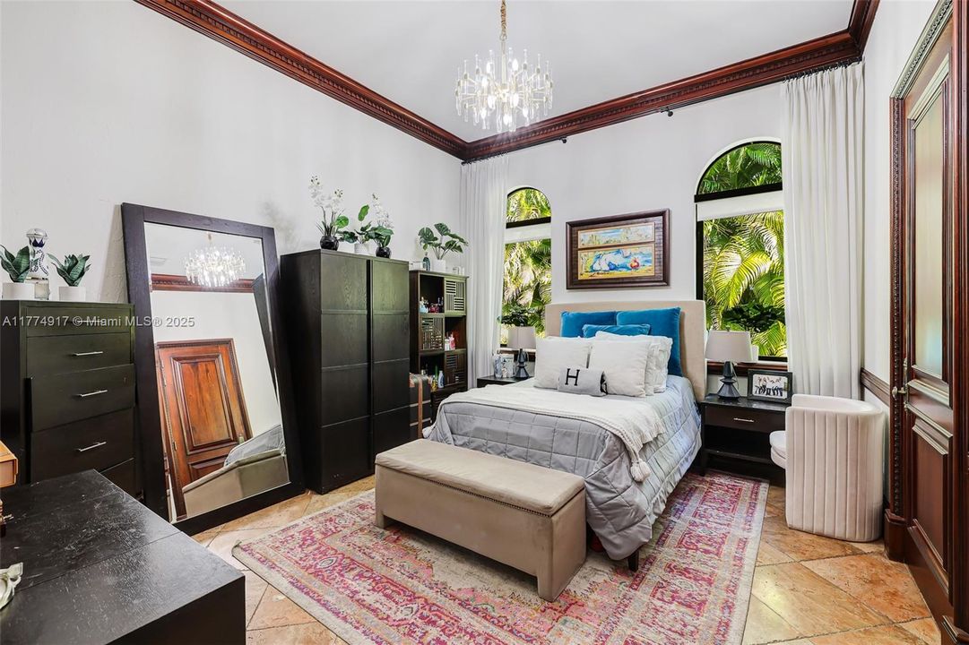 最近租的: $35,000 (6 贝兹, 7 浴室, 6469 平方英尺)