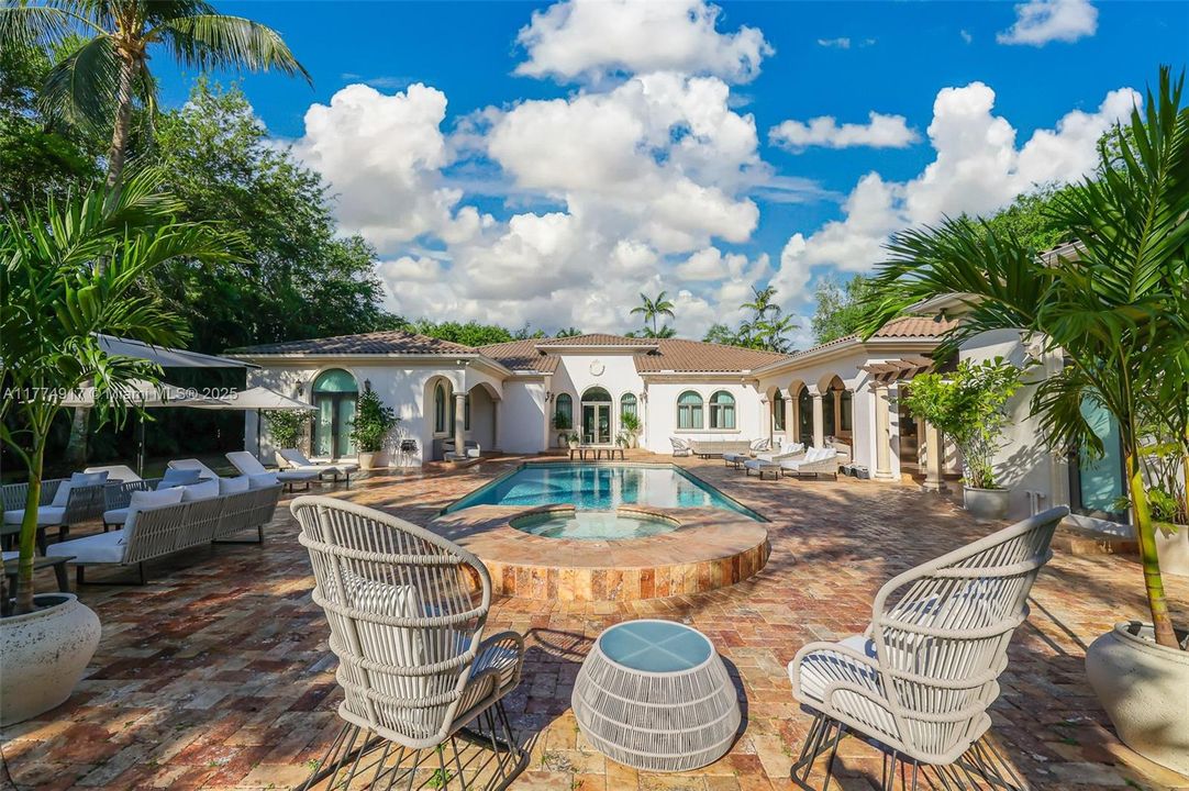 最近租的: $35,000 (6 贝兹, 7 浴室, 6469 平方英尺)