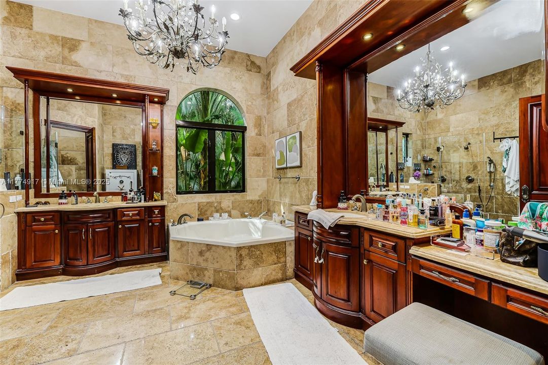 最近租的: $35,000 (6 贝兹, 7 浴室, 6469 平方英尺)