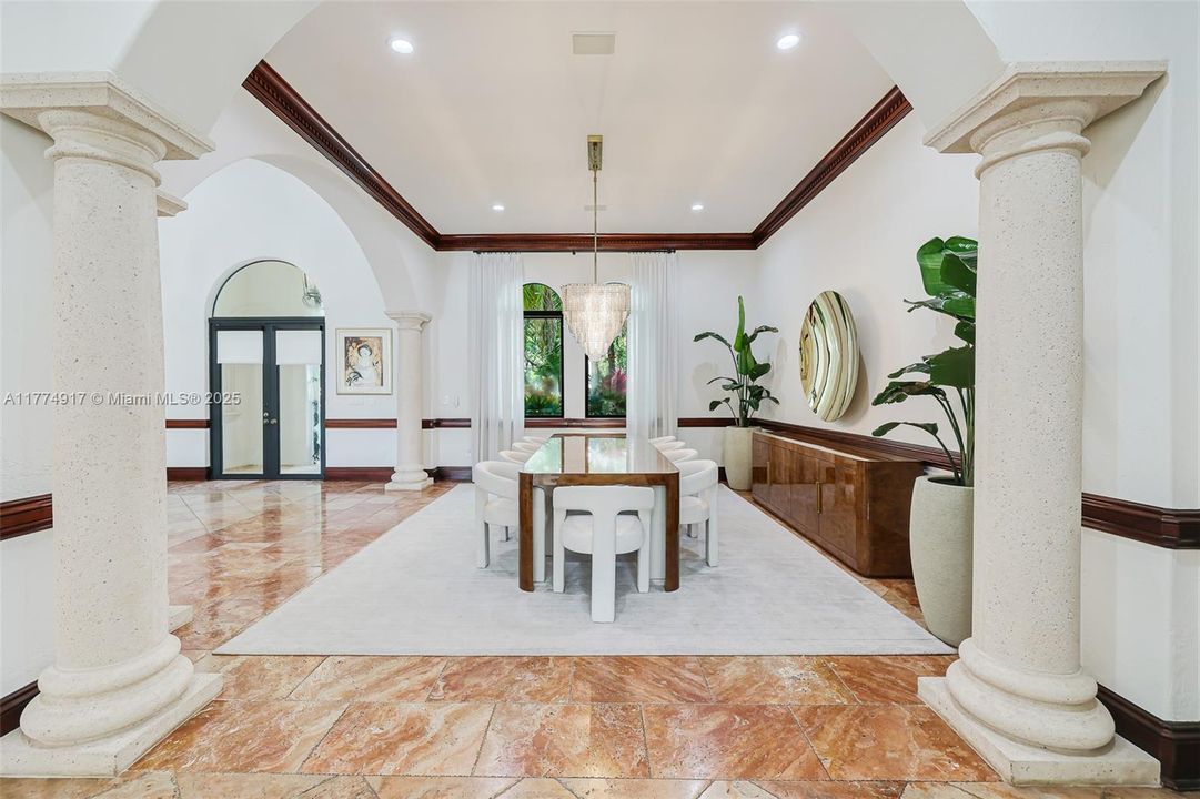 最近租的: $35,000 (6 贝兹, 7 浴室, 6469 平方英尺)