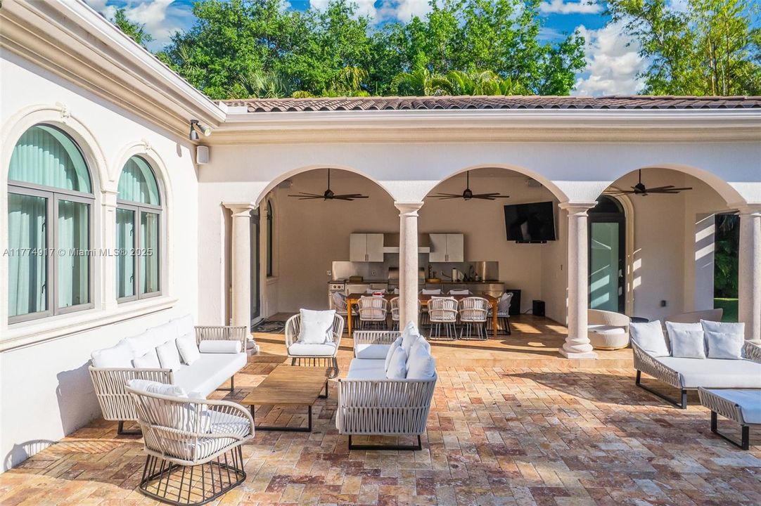 最近租的: $35,000 (6 贝兹, 7 浴室, 6469 平方英尺)