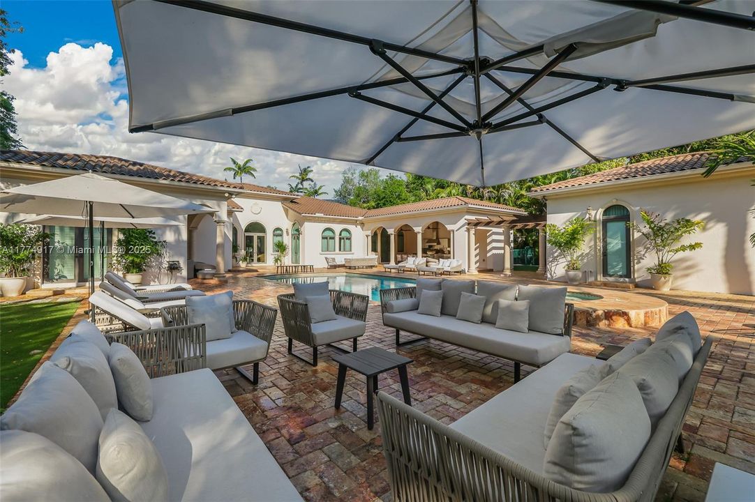 最近租的: $35,000 (6 贝兹, 7 浴室, 6469 平方英尺)