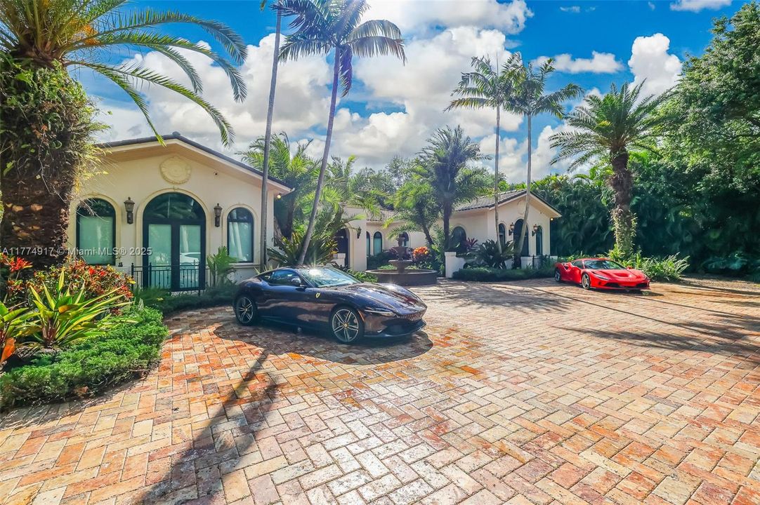 最近租的: $35,000 (6 贝兹, 7 浴室, 6469 平方英尺)