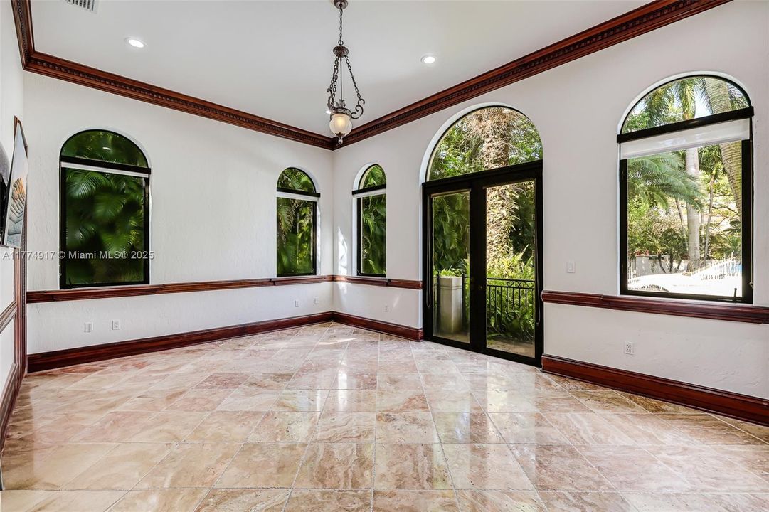 最近租的: $35,000 (6 贝兹, 7 浴室, 6469 平方英尺)