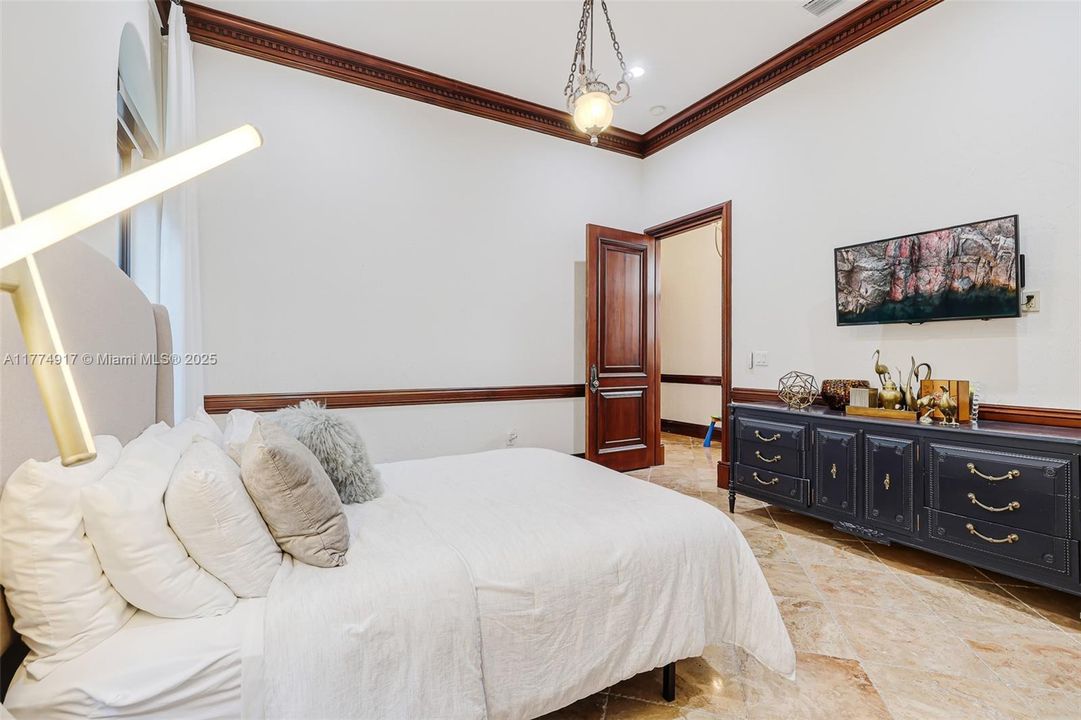 最近租的: $35,000 (6 贝兹, 7 浴室, 6469 平方英尺)