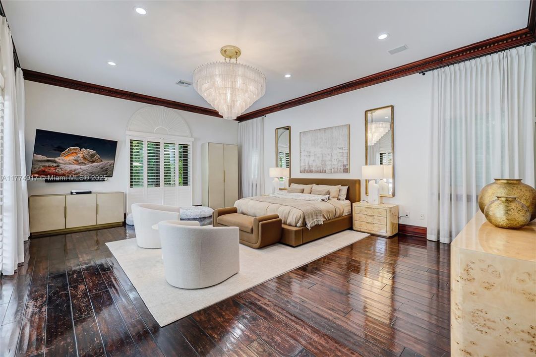 最近租的: $35,000 (6 贝兹, 7 浴室, 6469 平方英尺)