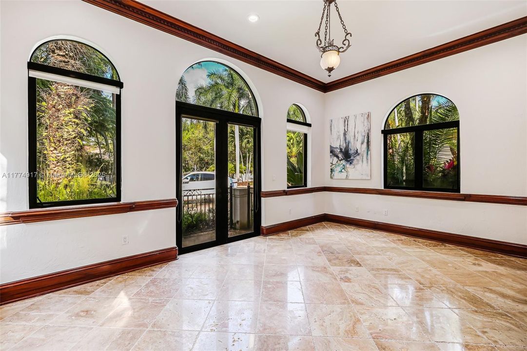 最近租的: $35,000 (6 贝兹, 7 浴室, 6469 平方英尺)