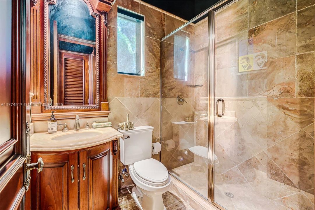 最近租的: $35,000 (6 贝兹, 7 浴室, 6469 平方英尺)