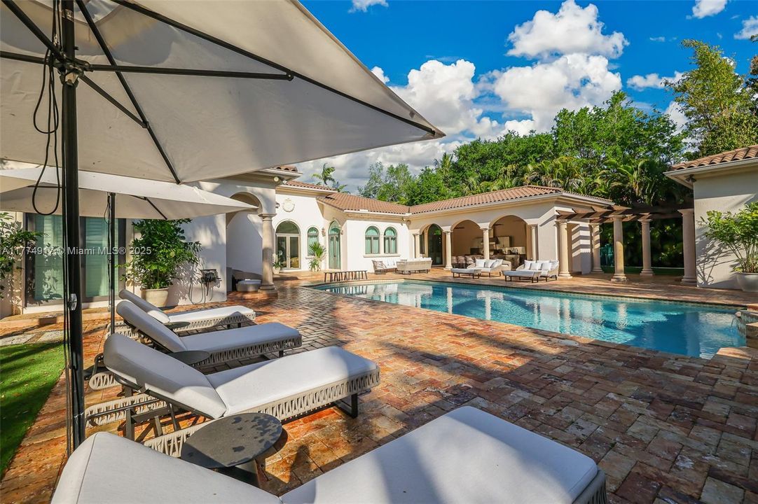 最近租的: $35,000 (6 贝兹, 7 浴室, 6469 平方英尺)