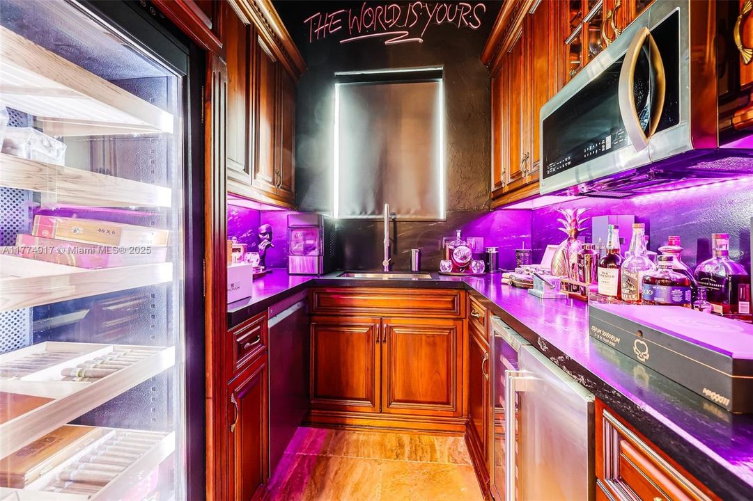 最近租的: $35,000 (6 贝兹, 7 浴室, 6469 平方英尺)