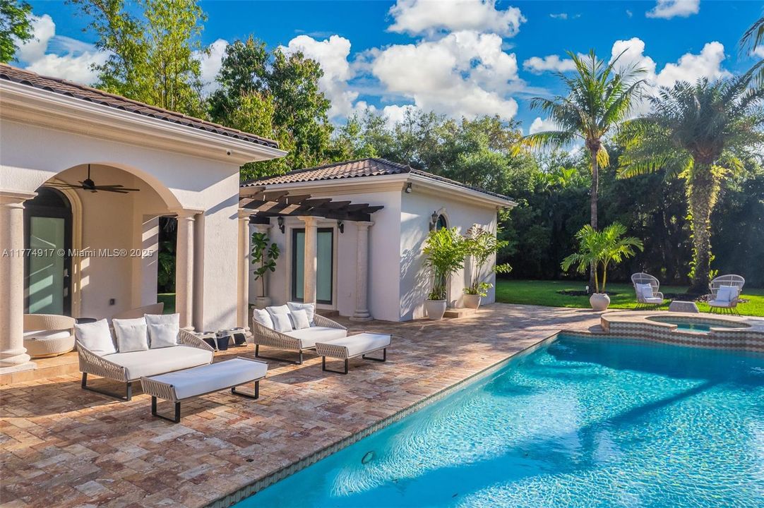 最近租的: $35,000 (6 贝兹, 7 浴室, 6469 平方英尺)