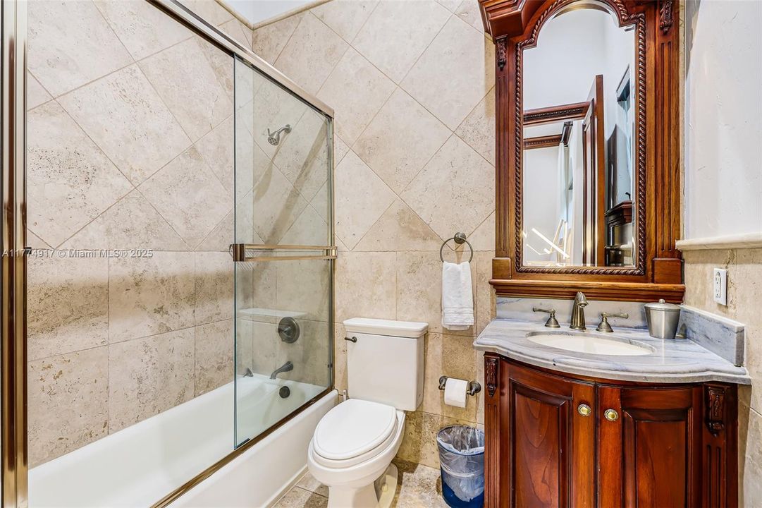 最近租的: $35,000 (6 贝兹, 7 浴室, 6469 平方英尺)