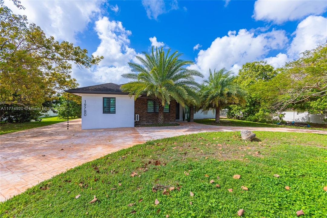 Недавно продано: $979,999 (5 спален, 3 ванн, 2489 Квадратных фут)