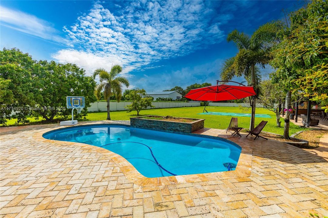 Недавно продано: $979,999 (5 спален, 3 ванн, 2489 Квадратных фут)