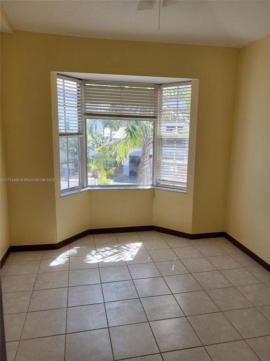 合同活跃: $299,000 (2 贝兹, 3 浴室, 1212 平方英尺)