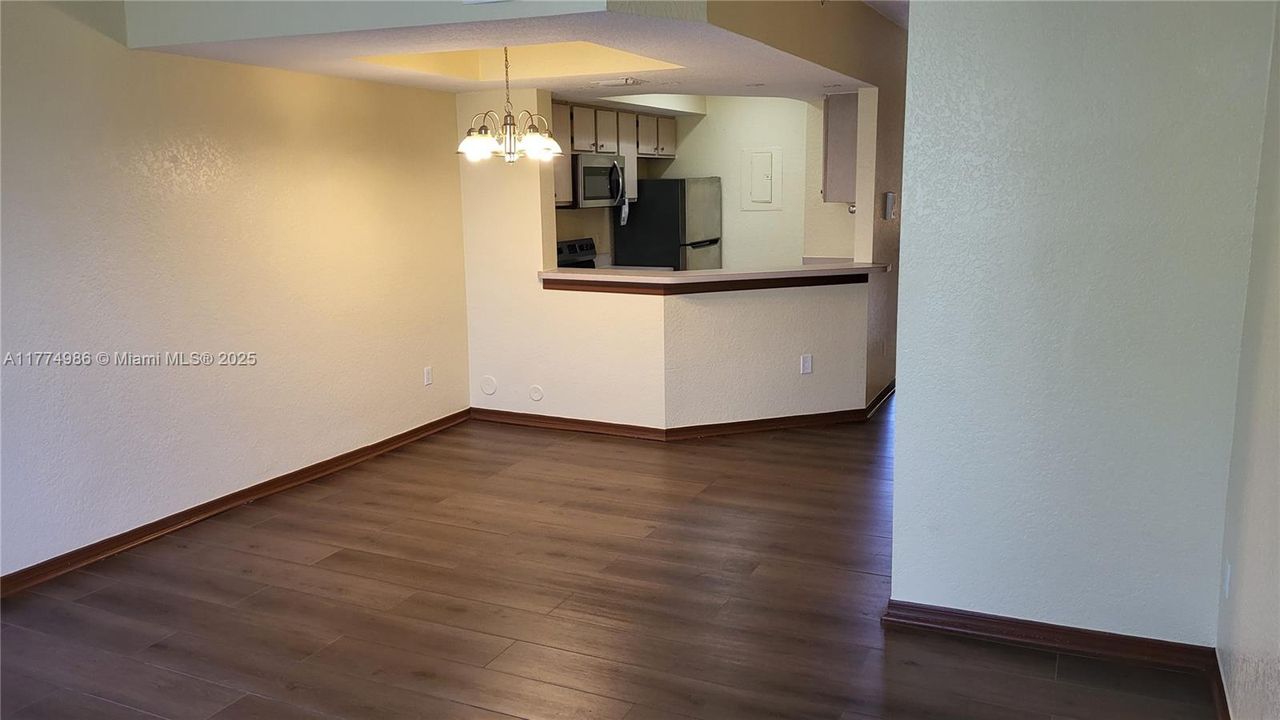 合同活跃: $299,000 (2 贝兹, 3 浴室, 1212 平方英尺)