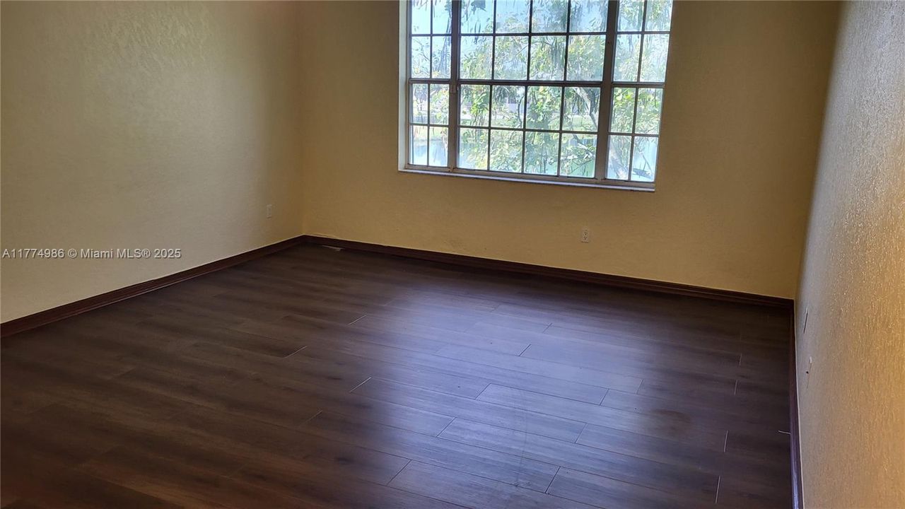 合同活跃: $299,000 (2 贝兹, 3 浴室, 1212 平方英尺)