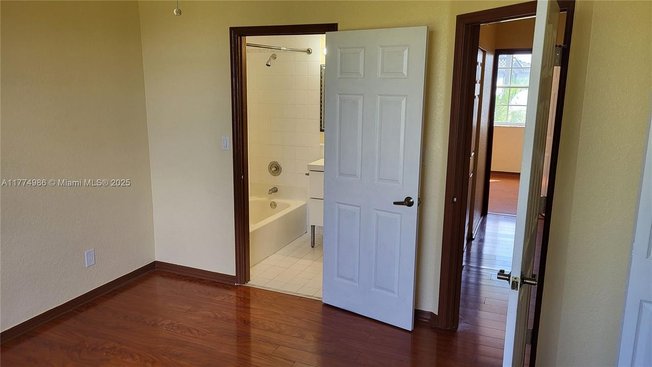 合同活跃: $299,000 (2 贝兹, 3 浴室, 1212 平方英尺)