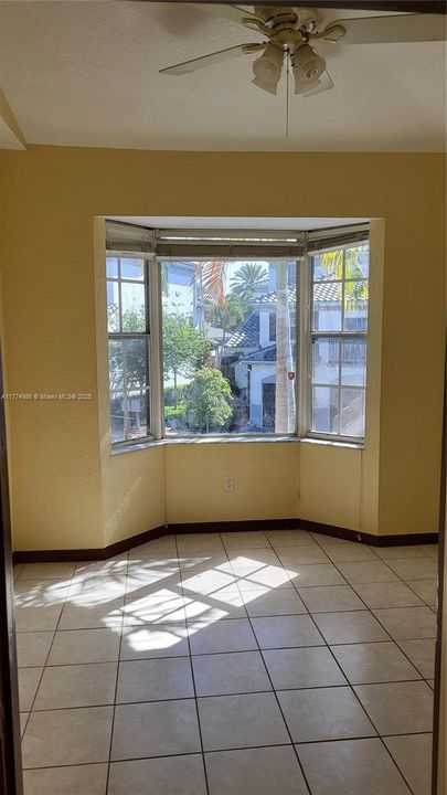 合同活跃: $299,000 (2 贝兹, 3 浴室, 1212 平方英尺)