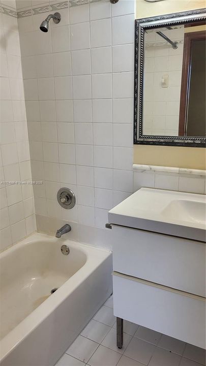 合同活跃: $299,000 (2 贝兹, 3 浴室, 1212 平方英尺)