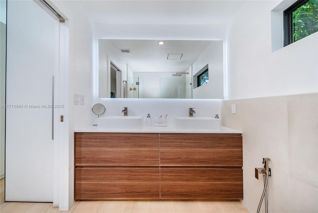 Vendido Recientemente: $2,500,000 (4 camas, 3 baños, 0 Pies cuadrados)