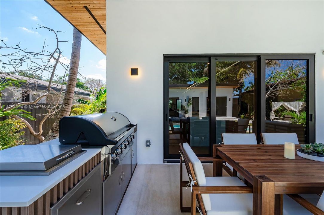 Vendido Recientemente: $2,500,000 (4 camas, 3 baños, 0 Pies cuadrados)