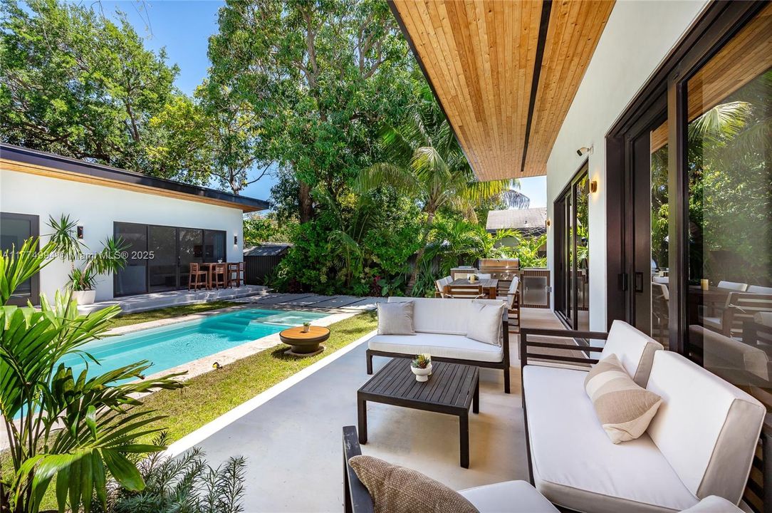 Vendido Recientemente: $2,500,000 (4 camas, 3 baños, 0 Pies cuadrados)