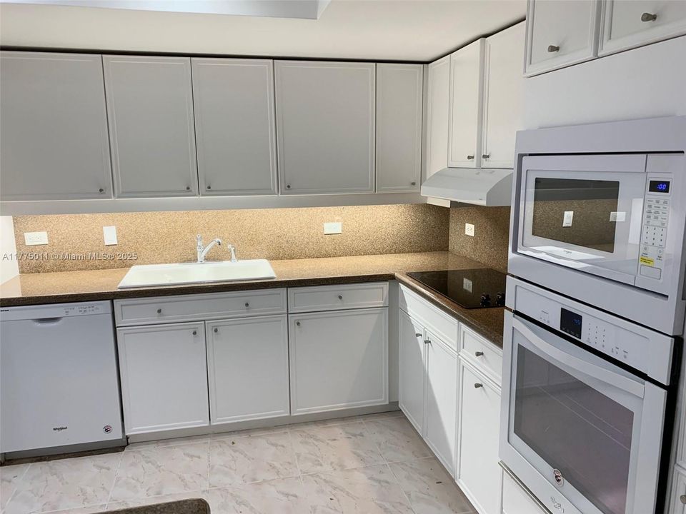 En Venta: $1,115,000 (2 camas, 2 baños, 1800 Pies cuadrados)