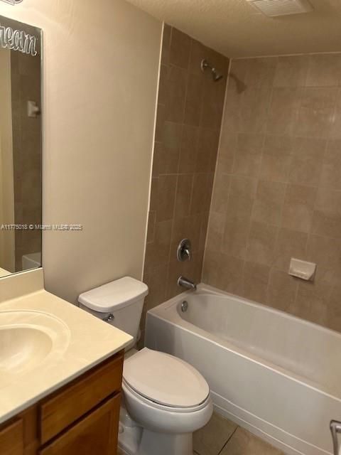 Под контрактом: $279,900 (2 спален, 2 ванн, 809 Квадратных фут)