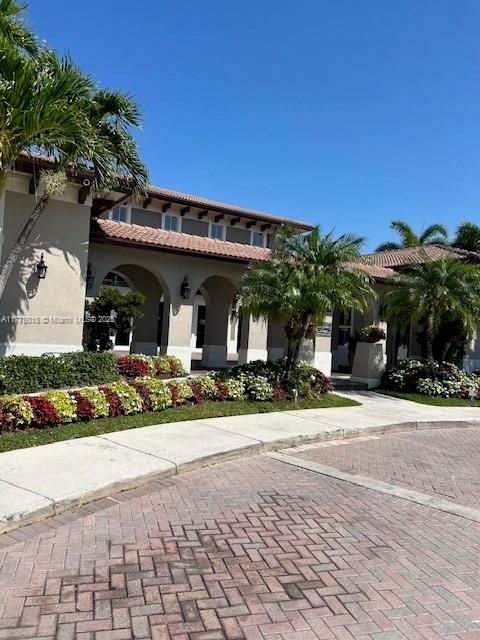 Под контрактом: $279,900 (2 спален, 2 ванн, 809 Квадратных фут)