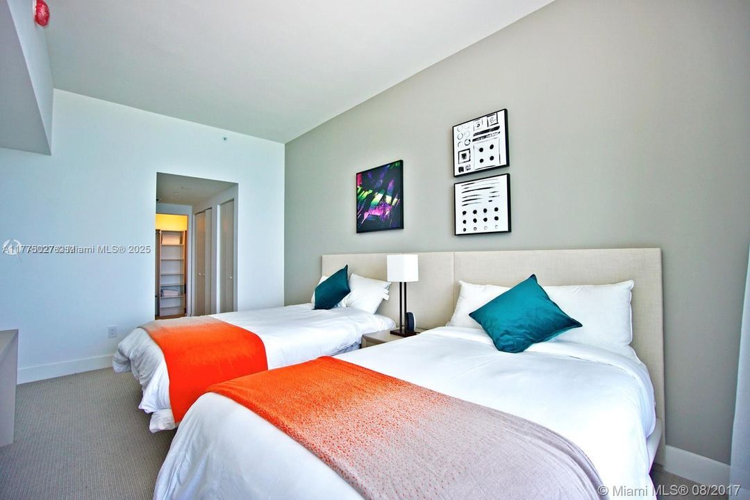 For Sale: $939,000 (2 beds, 2 baths, 1129 Square Feet)