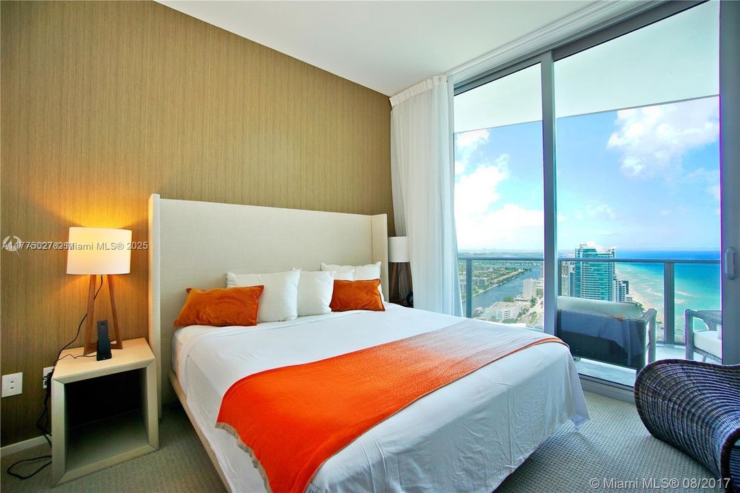 For Sale: $939,000 (2 beds, 2 baths, 1129 Square Feet)